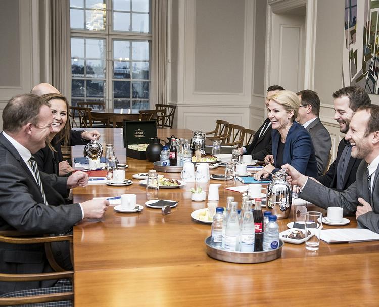 Samlet. Statsminister Helle Thorning-Schmidt (S) havde inviteret formændene for de EU-positive partier, Lars Løkke Rasmussen, Søren Pape Poulsen (K) og Pia Olsen Dyhr (SF) tiil møde om Danmarks retsforbehold. 