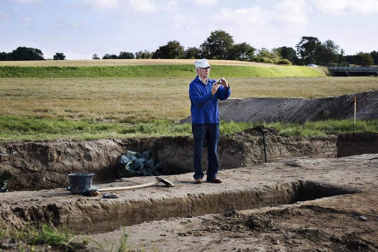 vikingeborg. Nysgerrig historieinteressert har taget turen for at se med egne øjne hvad der er blevet fundet i Køge. 