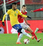 anførerbind. Brasiliens Neymar fik talt ud med sin holdkammerat Thiago Silva inden kampen mod Østrig. 