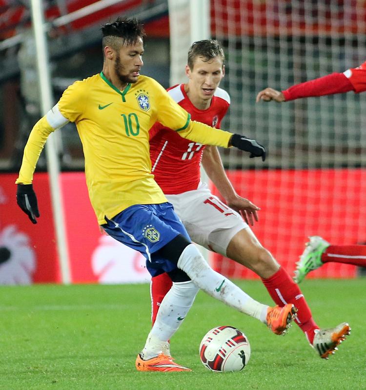 anførerbind. Brasiliens Neymar fik talt ud med sin holdkammerat Thiago Silva inden kampen mod Østrig. 
