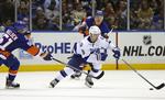 oplæg. Frans Nielsen fører pucken frem i nattens kamp for Islanders. 