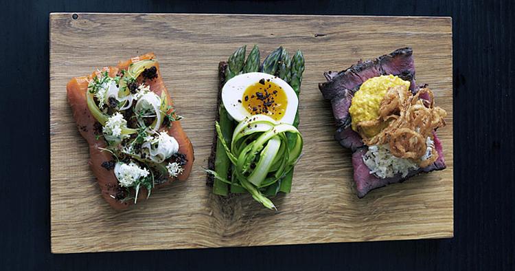 Dansk. Næste gang du rejser kan det måske være smørrebrødskreationer som disse, du spiser inden afgang. 