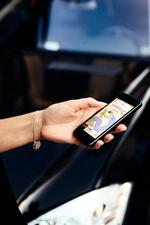 Taxakrig. Konceptet Uber lader brugerne bestille en vogn hos en privatchauffør til en på forhånd aftalt pris. Lancering i Danmark har medført politianmeldelse. 