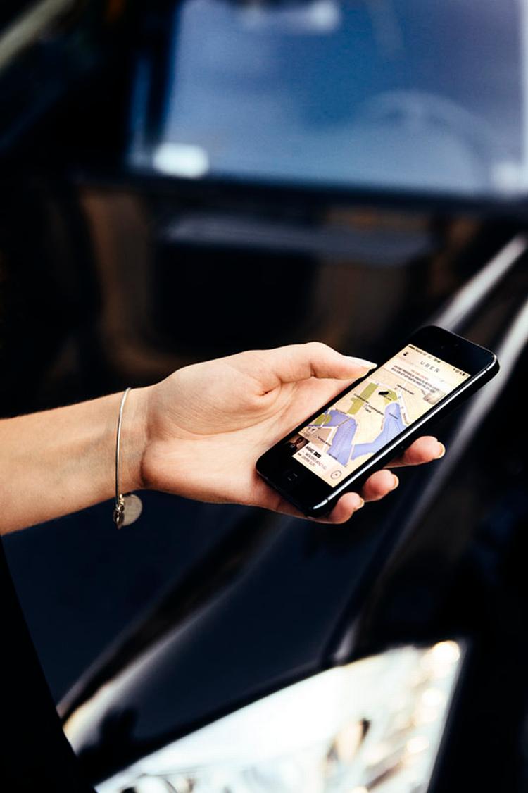 Taxakrig. Konceptet Uber lader brugerne bestille en vogn hos en privatchauffør til en på forhånd aftalt pris. Lancering i Danmark har medført politianmeldelse. 