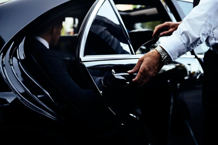Hyrevogn. Appen Uber tilbyder flere tjenester bland andet Uber Black, der tilbyder limousinekørsel i privatebiler. 