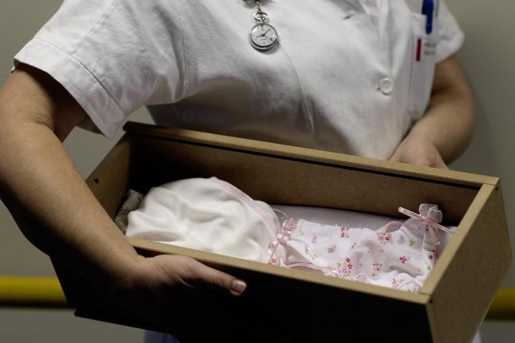 Traumatisk. Landsforeningen Spædbarnsdød har spurgt sine medlemmer på Facebook, om de har »oplevet at ligge i nærheden af andre fødende eller barslende kvinder med et levende barn under din indlæggelse, da du mistede?«. 107 svarede ja, mens 38 svarede nej. 