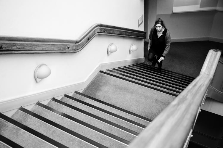 klemt. Landets største boligselskab, KAB, har oplevet, hvordan bankerne har overtrådt god skik-reglerne over for økonomisk svage borgere. Tina Hartvig Pedersen, der er gældsrådgiver i boligforeningen, forsøger at hjælpe de lejere, som kommer i klemme. 