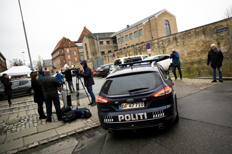 Pressen var mødt talstærkt op ved Retten i Odense, da en 41-årig mand blev kendt skyldig i at udsætte to piger for seksuelle overgreb. 