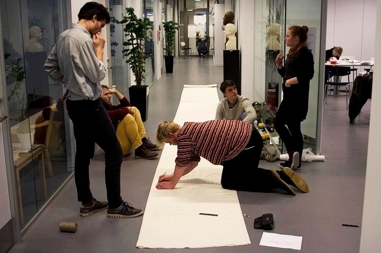 PROTEST. Der klargøres bannere under dagens blokering af Institut for Medier, Erkendelse og Formidling. Foto: Niels Nykrog. 