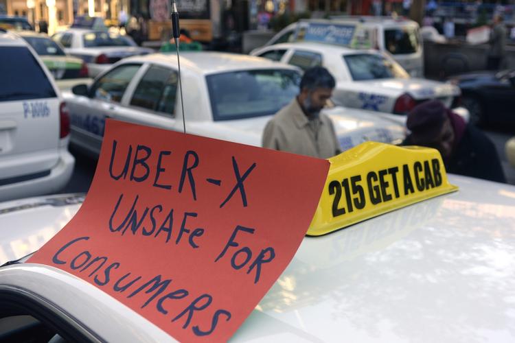 protest. Ikke bare i København er der vrede vendt mod den nye taxatjeneste Uber. Her er det taxachauffører i Pennsylvania, USA, der protesterer. 