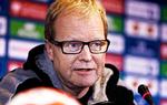 afventende. Det er ikke let for Ulrik Wilbek eller andre at regne ud, hvad IHF finder på, men han synes ikke, det er urimeligt, hvis de europæiske nationer skal på længere rejser for at skaffe sig en plads ved OL. Det har andre måttet gøre. Arkivfoto: Jens Dresling 