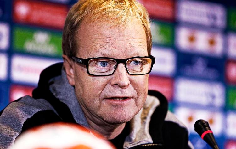 afventende. Det er ikke let for Ulrik Wilbek eller andre at regne ud, hvad IHF finder på, men han synes ikke, det er urimeligt, hvis de europæiske nationer skal på længere rejser for at skaffe sig en plads ved OL. Det har andre måttet gøre. Arkivfoto: Jens Dresling 