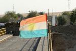 Peshmerga. Et kurdisk flag blafrer ved  Mullah Abdullah-broen mellem Kirkuk og Erbil i det nordlige Irak. De kurdiske peshmerga-soldater kæmper mod IS med støtte fra de internationale bombefly samt den irakiske regeringshær. 