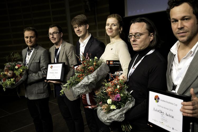 VINDERE. Det blev de to polakker, Marek Trojanowicz og Mateusz Marmolowski, yderst til venstre, der løb med førstepræmien ved VM i iværksætteri. 