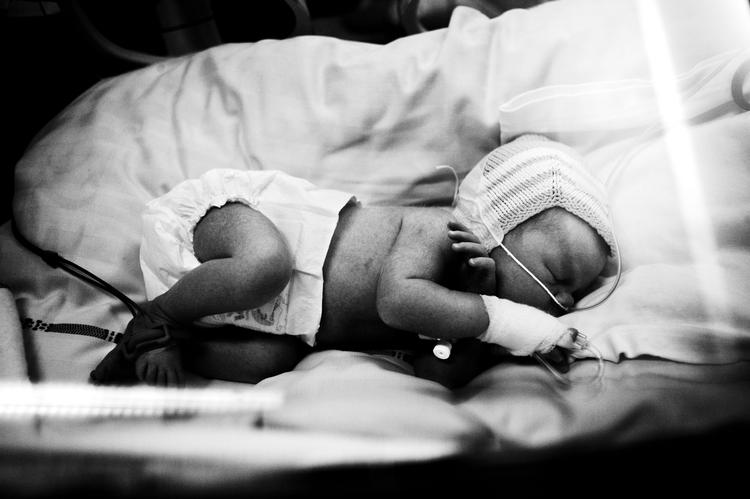 Lille. Barnet her er født for tidligt og ligger i kuvøse på Hvidovre Hospitals Familieambulatorium. 