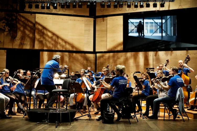 Livtag. Fredagens koncert, som DR UnderholdningsOrkestret prøver på her i Studie 2, var udset til at være orkestrets sidste live-livtag med Mozart, men pludselig er der dukket et håb op. 