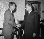 Historisk Daværende præsidentkandidat John F. Kennedy trykker hånd med FN's generalsekretør Dag Hammarskjöld i 1960. Nu skal også  Dag Hammarskjölds dødsfald granskes, mener svenskerne. 