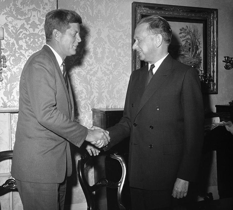 Historisk Daværende præsidentkandidat John F. Kennedy trykker hånd med FN's generalsekretør Dag Hammarskjöld i 1960. Nu skal også  Dag Hammarskjölds dødsfald granskes, mener svenskerne. 