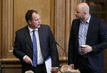 Asylstramninger. Dansk Folkepartis udlændingeordfører Martin Henriksen og Venstres finansordfører Jakob Engel-Schmidt i folketingssalen. De borgerlige partier ventes, at bakke op om regeringens lovforslag om blandt andet at gøre opholdstilladelse til en stor del flygtninge midlertidig. 