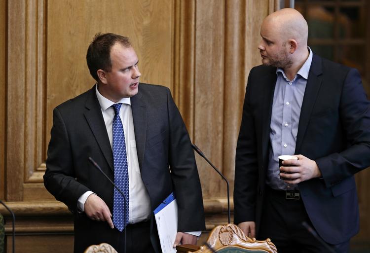 Asylstramninger. Dansk Folkepartis udlændingeordfører Martin Henriksen og Venstres finansordfører Jakob Engel-Schmidt i folketingssalen. De borgerlige partier ventes, at bakke op om regeringens lovforslag om blandt andet at gøre opholdstilladelse til en stor del flygtninge midlertidig. 
