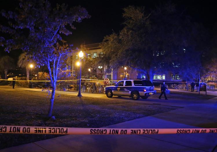 afspærring. Politiet har afspærret en del af campus på Florida State University i Tallahassee. Tre blev såret i forbindelse med skoleskyderi, hvor den formodede gerningsmand blev dræbt af politiskud. 