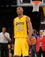 utilfreds. Kobe Bryant og Lakers tabte natten til lørdag dansk tid 93-80 til San Antonio Spurs, og stjernen blev blot noteret for 9 point. Helt usædvanligt kiksede Bryant sine første ti skudforsøg i kampen. Foto: Jae C. Hong/AP 
