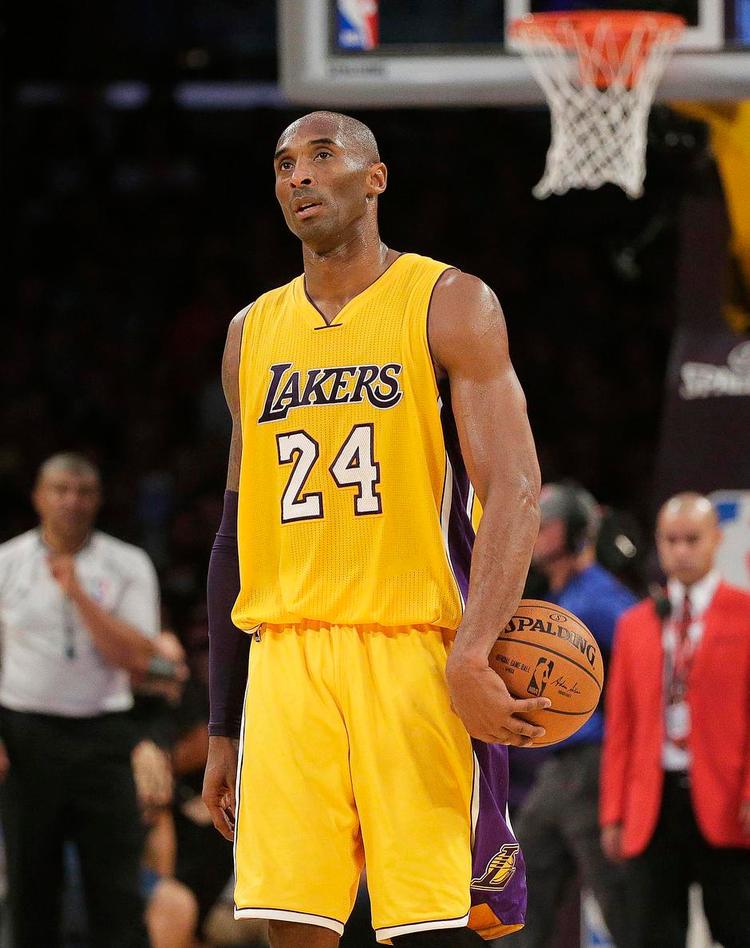 utilfreds. Kobe Bryant og Lakers tabte natten til lørdag dansk tid 93-80 til San Antonio Spurs, og stjernen blev blot noteret for 9 point. Helt usædvanligt kiksede Bryant sine første ti skudforsøg i kampen. Foto: Jae C. Hong/AP 