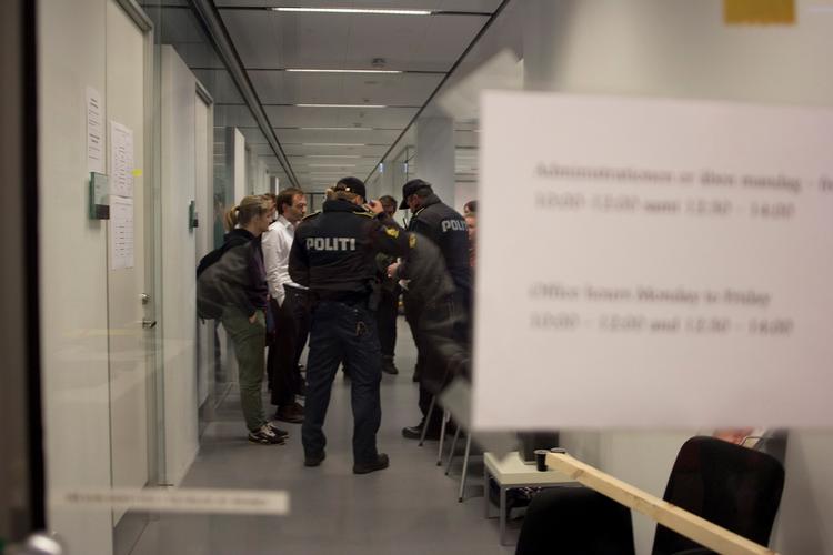 SANKTIONER. Kl. 16 igår eftermiddag kom politiet forbi blokaden af Institut for Medier, Erkendelse og Formidling på KU for at fortælle de studerende, at hvis de bliver, kan de blive permanent ekskluderet fra universitetet. 