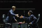 remis. Verdensmester Magnus Carlsen (tv) godtog en hurtig remis i dagens niende parti af VM-kampen mod udfordrer  Vishwanathan Anand (th). 