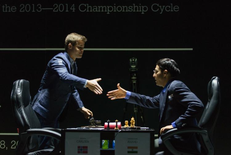 remis. Verdensmester Magnus Carlsen (tv) godtog en hurtig remis i dagens niende parti af VM-kampen mod udfordrer  Vishwanathan Anand (th). 