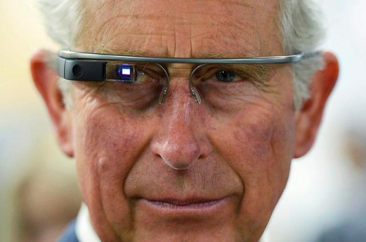 Smart? Det er næppe skønhedsværdien, der redder Googles smarte briller, som gå på nette, bruge apps og meget andet. Lanceringen er udskudt mange gange, og eksperter tvivler nu på, at de nogensinde bliver et produkt, du kan købe i butikkerne. 