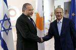 Udpeget. Lieberman, der ses her til venstre med Cyperns udenrigsminister, har ifølge Israel været mål for Hamas. 