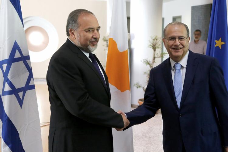 Udpeget. Lieberman, der ses her til venstre med Cyperns udenrigsminister, har ifølge Israel været mål for Hamas. 