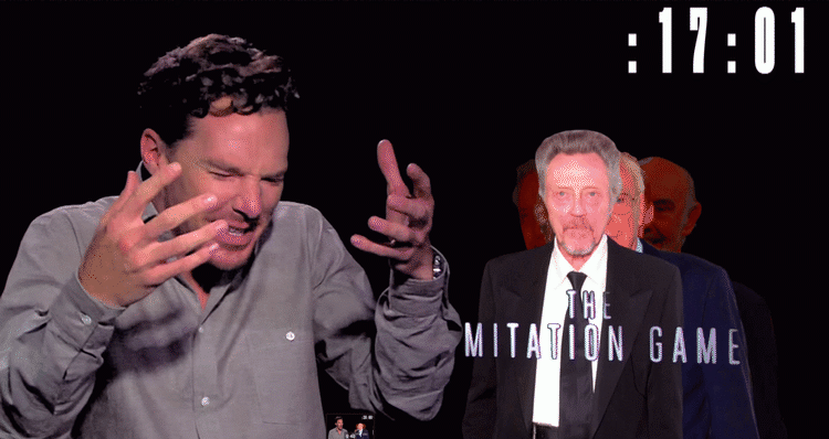 IMITATION. Skuespilleren Benedict Cumberbatch i færd med at parodiere kollegaen Christopher Walken. Det viser sig, at han er ret god til det, hvilket millioner af mennesker så på YouTube. (Foto: Screenshot/YouTube) 