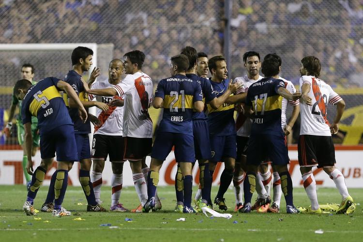 sammenstød. Temperamenterne kom i kog under første semifinaleopgør mellem River Plate og Boca Juniors i Copa Sudamericana. 