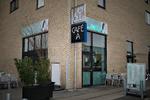Fladt. Området ved Amager Strand er nybyggerland med nye dyre lejligheder. Café A tegner sig dog ikke just for noget nyt. Alt andet end lige eksklusiv, men der er mulighed for at blive mæt. 