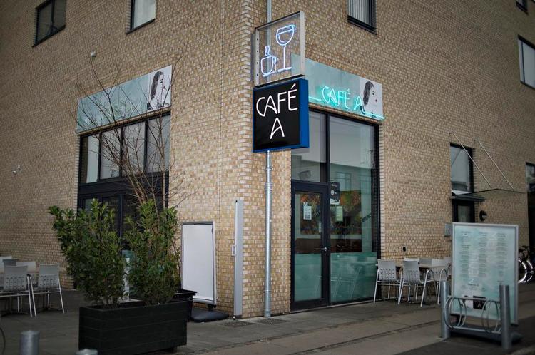 Fladt. Området ved Amager Strand er nybyggerland med nye dyre lejligheder. Café A tegner sig dog ikke just for noget nyt. Alt andet end lige eksklusiv, men der er mulighed for at blive mæt. 
