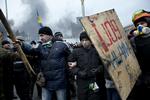 Demonstranterne har taget en betjent til fange. 