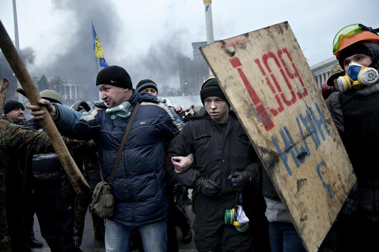 Demonstranterne har taget en betjent til fange. 