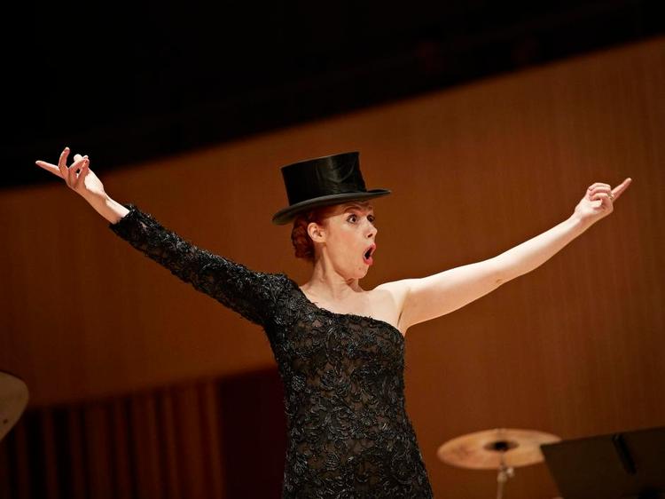Voilà! Patricia Petibon tog fusen på alt og alle, da hun sang franske sange i Aarhus onsdag aften på sin vej mod København. Foto: Hans Christian Jacobsen 