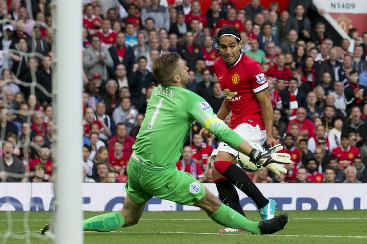 Misser. Radamel Falcao bliver her den lille i duellen med Queens Park Rangers keeper, Robert Green. Det er kun blevet til en scoring for superstjernen. 