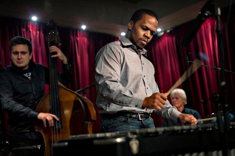 Virtuos. Vibrafonen er Warren Wolfs hovedinstrument, og han mestrer det rent teknisk til fulde. Men der mangler noget i udtrykket. 