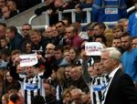 Forandring. 20. september protesterede fans på stadion med bannere: 'Sack Pardew. 