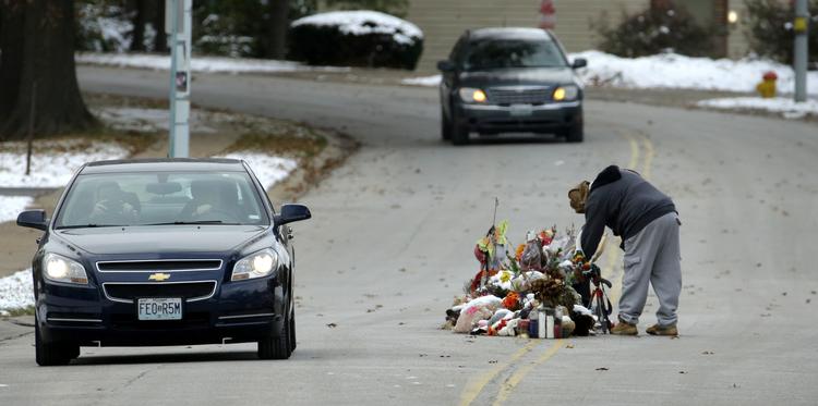 USA. En indbygger i Ferguson står ved et mindemonument for teenageren Michael Brown, som blev skudt og dræbt af en politimand i august. 