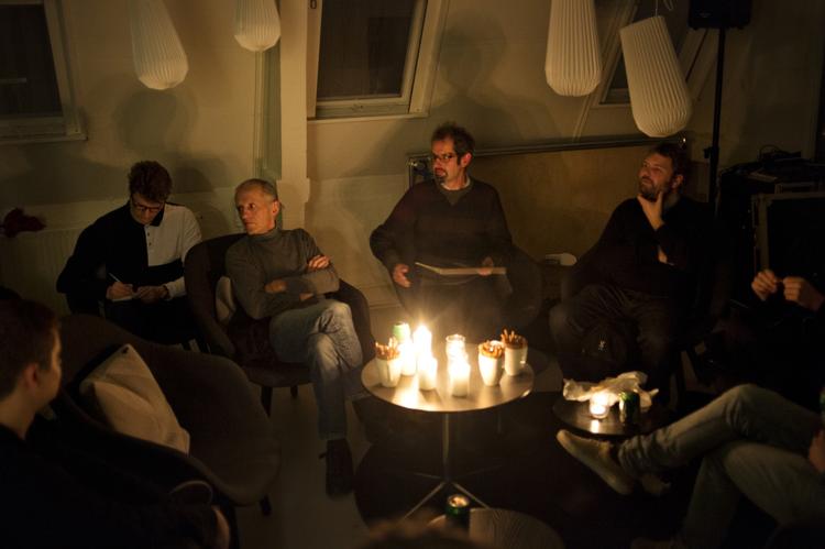 STEMNING. Hver måned mødes musikelskere i København for at finde ny musik og ikke via en anmeldelse på nettet. »Man blotter sin sjæl«, mener en af deltagerne. 