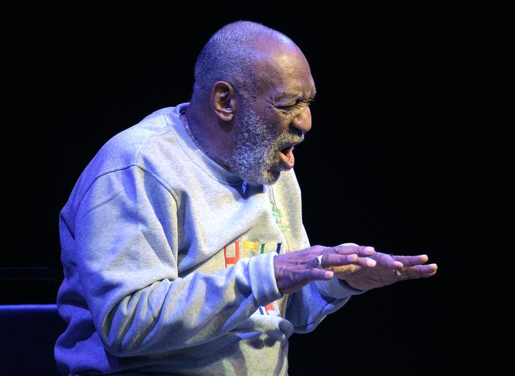 USA. Bill Cosby skød i aftes sin comebackturne i gang i byen Melbourne i Florida. Han forholdt sig ikke til anklagerne fra en række kvinder, der beskylder ham for at have krænket dem seksuelt. 