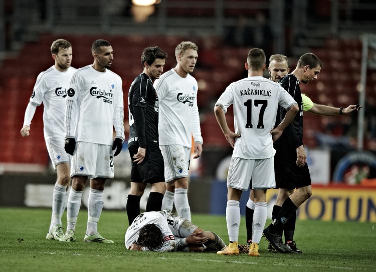 UNDSKYLDNING. Dennis Flinta (yderst til højre) beklager voldsom tackling. 