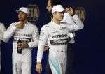 Køligt. Forholdet mellem Rosberg (th) og Hamilton befinder sig  efter sigende omkring frysepunktet. Søndag bliver en af dem verdensmester. 