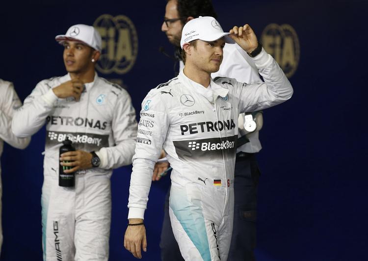 Køligt. Forholdet mellem Rosberg (th) og Hamilton befinder sig  efter sigende omkring frysepunktet. Søndag bliver en af dem verdensmester. 