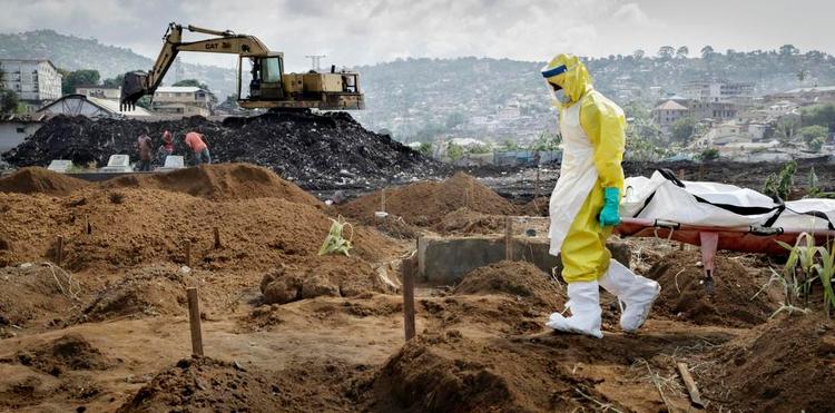 Gravplads. Gravere gør hver dag mellem 50 og 60 grave klar på Freetowns største begravelsesplads, som gravemaskinen dagligt må udvide på grund af ebolaepidemien. 
